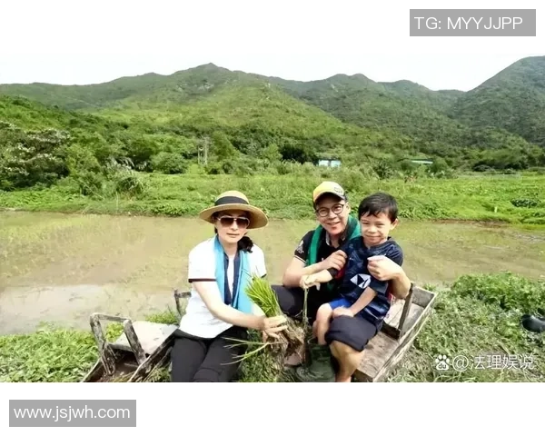 郭晶晶携家人亮相公益活动展现冠军风范与幸福家庭魅力